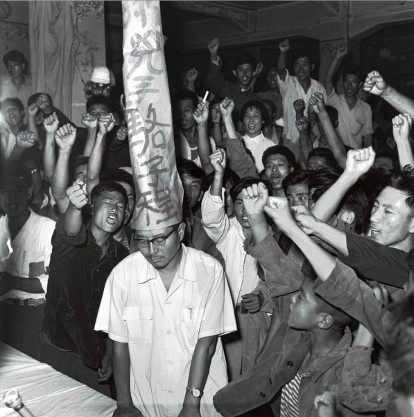 毛澤東在湖南農民運動考察報告中讚賞的「戴高帽」，在毛澤東的文革前期中成為主要侮辱人格的工具（網路圖片）