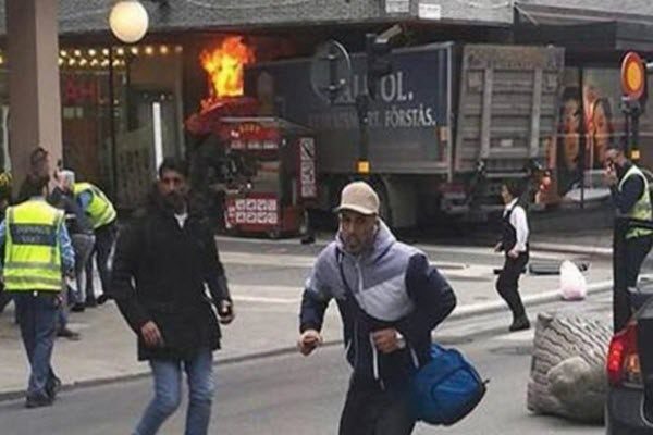 斯德哥尔摩市民在恐袭发生时的躲避场面。（网络图片）