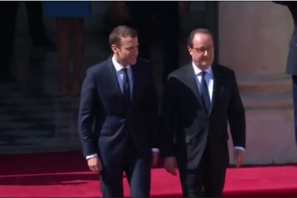 法国新任总统马克龙与前任总统奥朗德在爱丽舍宫进行交接。（就职典礼视频截图）