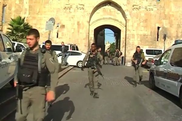 耶路撒冷7月14日发生袭警事件（半岛电视台视频截图）