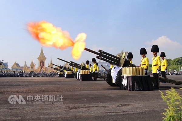 泰国禁卫军礼炮队和仪队施放21响礼炮和鸣枪礼，以表对蒲美蓬的最高敬意。(中央社)