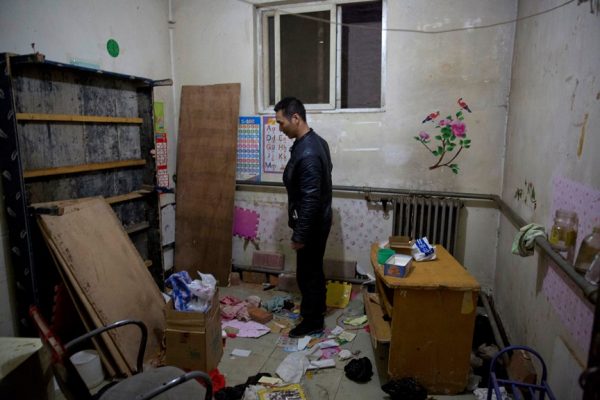 一名在北京已8年的外來務工人員被迫離家（AP Photo/Ng Han Guan）