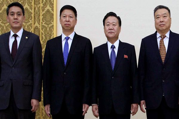 2017年11月17日，中共中央对外联络部部长宋涛（左二），与朝鲜劳动党中央委员会副委员长崔龙海（右二）会晤。(AP图片)