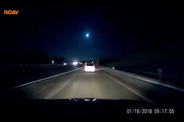 圖中為一名網友的車在追逐夜空中的那個亮點（網友推特）。