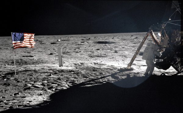 美国宇航员登月（图片：NASA)