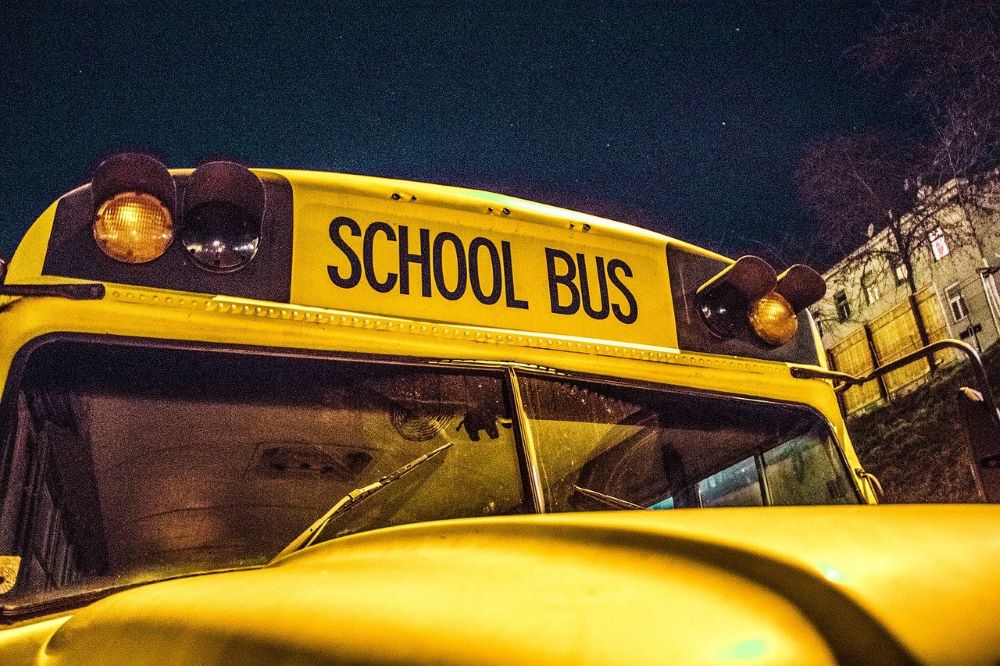 米卡以4,000美元的價格從一所私立學校購得一輛小公共汽車（pixabay）