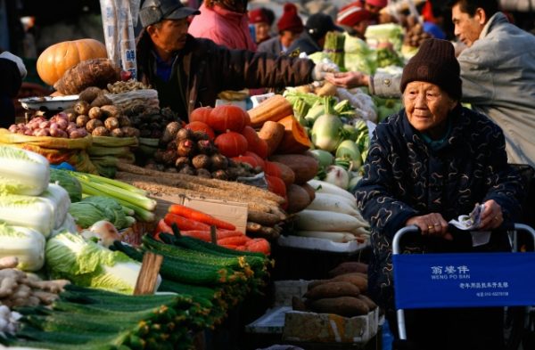 中共官員大肆享用特供食品，與普通百姓有著天壤之別