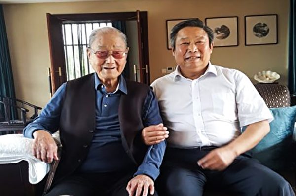 日前，中共元老宋平（左）会见了“扶贫”代表刘嘉坤（右）。（网络图片）