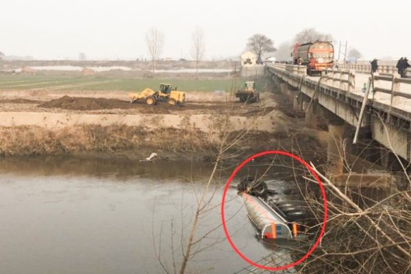 18日上午，有毒罐车跌入黄河支流汾河。（网络图片）
