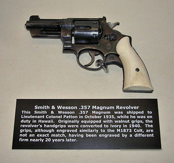巴顿将军广为人知的象牙柄左轮手枪。（维基百科／公有领域）