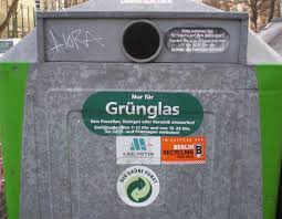 回收綠色玻璃瓶的垃圾桶（網路圖片）