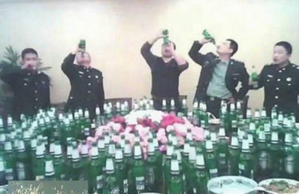 中共军队集体豪饮。（网络图片）
