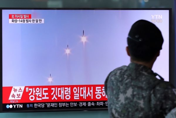 韩国首尔电视节目画面：朝鲜上周五试射3枚飞行物（图源：AP）