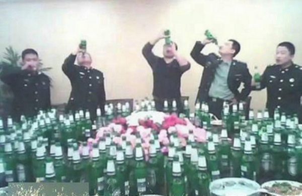 中共军队酗酒成风，屡禁不绝。（网络图片）