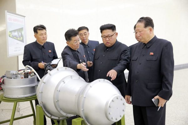 朝鲜最高领袖金正恩视察核武研发中心（图源：AP）