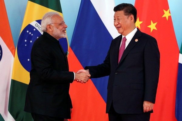 習近平與印度總理莫迪在金磚峰會握手（圖源：AP）