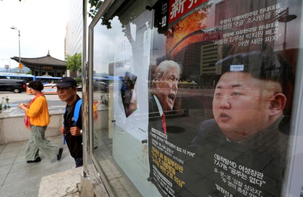 韩国街头海报上的美国总统川普与朝鲜领袖金正恩（AP / Jason DeCrow）