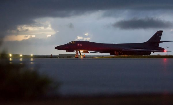 9月23日正在关岛美军基地等待起飞的B-1B轰炸机（U.S. Air force via AP）