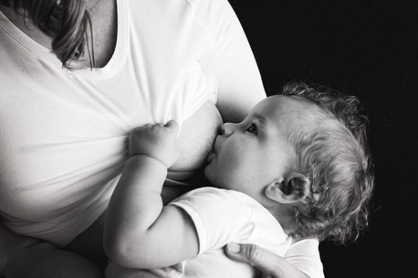 母乳餵養（圖片來源：Pixabay）
