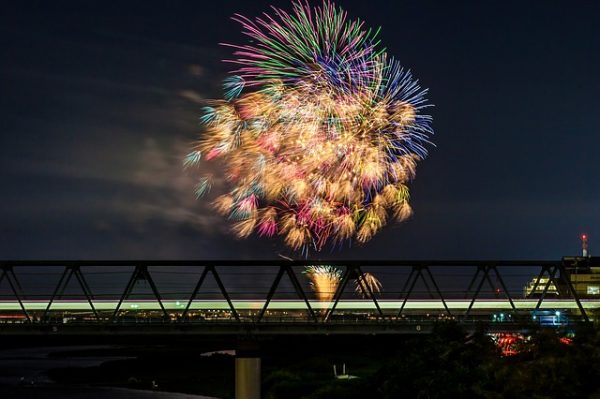 专门放烟花的节日竟然不是中国新年 日本 烟花 过年 花火大会 夏祭 希望之声