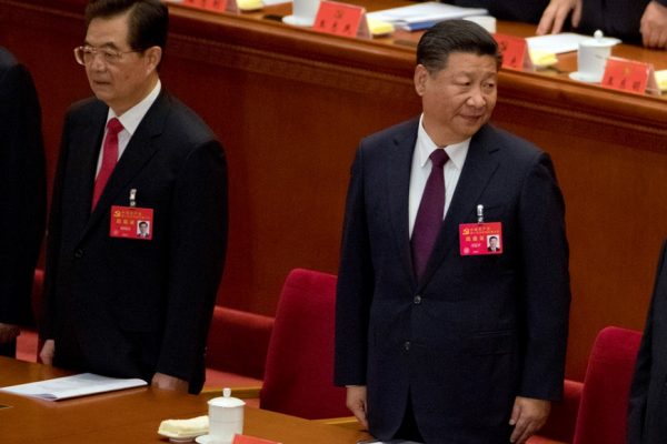 胡锦涛出席中共十九大开幕式 坐在习近平右手（AP）