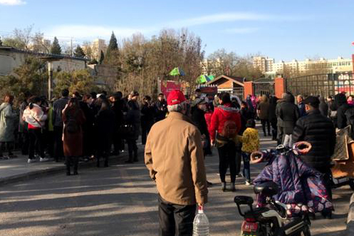 北京，家长们聚集在出事幼儿园外。（网络图片）
