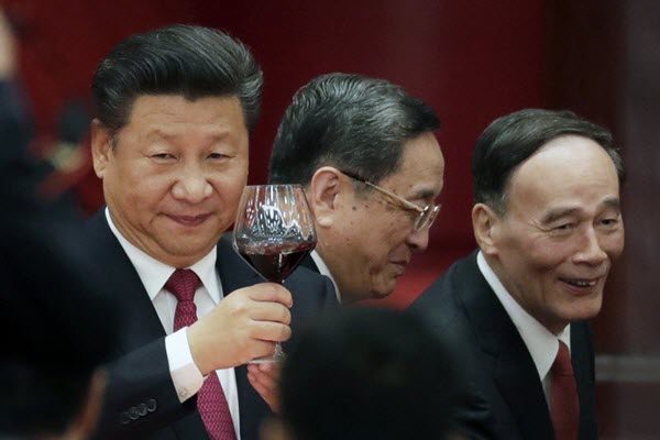 中国国家主席习近平（左）与前中共中纪委书记王岐山（右） AP