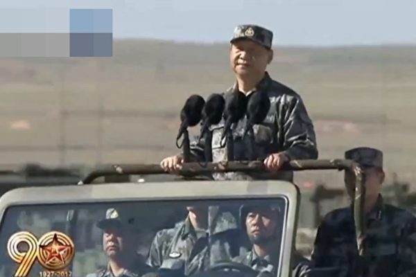 习近平在内蒙古阅兵现场（网络图片）