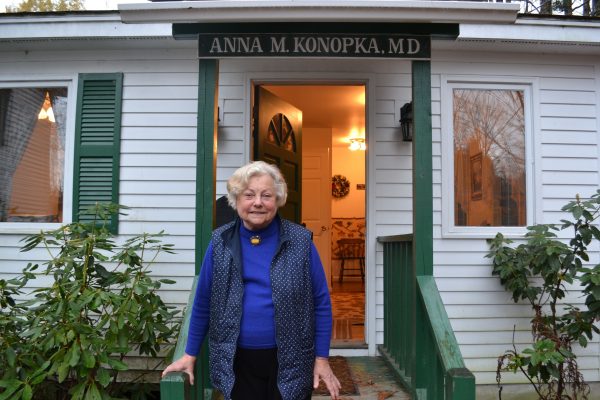 84歲的科諾普卡醫生站在她的診所前。（圖片來源：AP/REX/Shutterstock）
