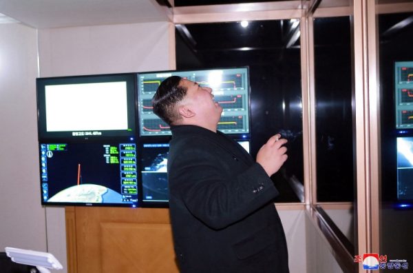 朝鲜官方公布的照片 据称金正恩正视察导弹发射（AP）