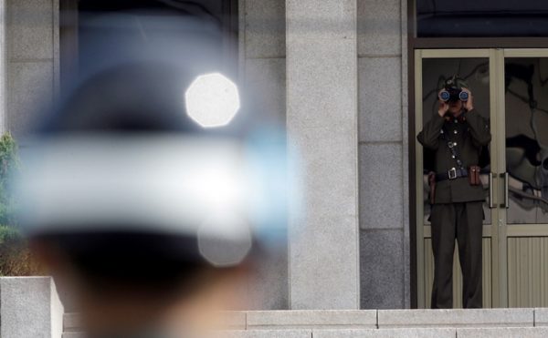 共同警备区两侧的朝鲜士兵（右手）与韩国士兵（AP Photo/Lee Jin-man, File）