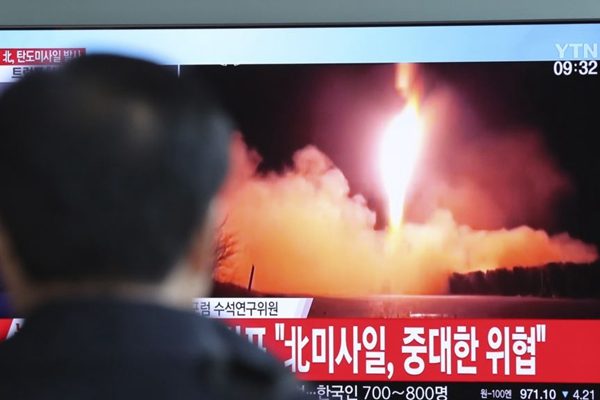 首尔车站电视屏幕上播放的朝鲜试射导弹画面（AP）