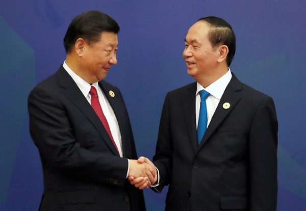 习近平在APEC峰会上与越南国家主席陈大光握手(Jorge Silva/Pool photo via AP)