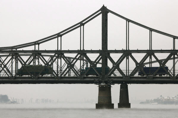 中朝友誼橋 重新開通中方這一罕見舉動引發關注 朝鮮 制裁 中朝貿易 開放 中朝友誼橋 赴朝旅遊 希望之聲