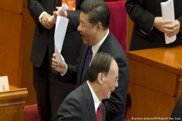 中共前政治局常委王岐山（前）与中国国家主席习近平 AP/N.Han Guan