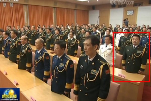 2017年11月2日的晋升上将军衔仪式上，央视画面中隐约可见钟绍军佩戴少将肩章。（视频截图）