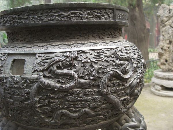 孔廟香爐上的五爪金龍 (圖片來源：維基百科）