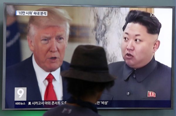 韩国电视画面上的美国总统川普与朝鲜最高领导人金正恩（AP）