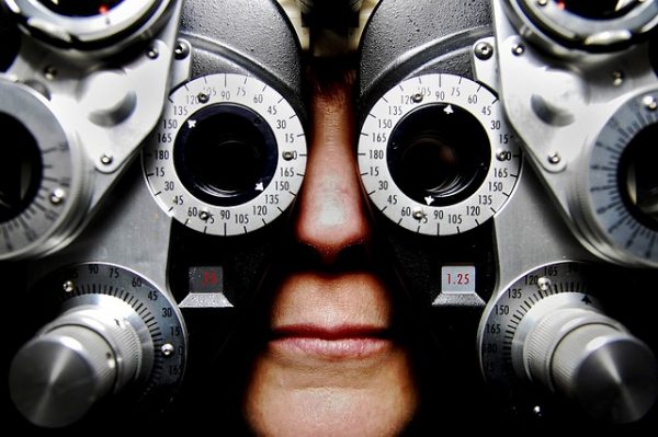 眼睛檢查（圖片來源：Pixabay）