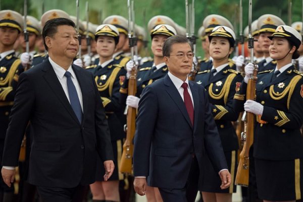 韩国总统文在寅与中国国家主席习近平（Nicolas Asfouri/AP）