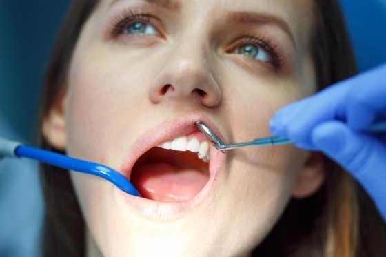 檢查牙齒（圖片來源：網路公共圖片）