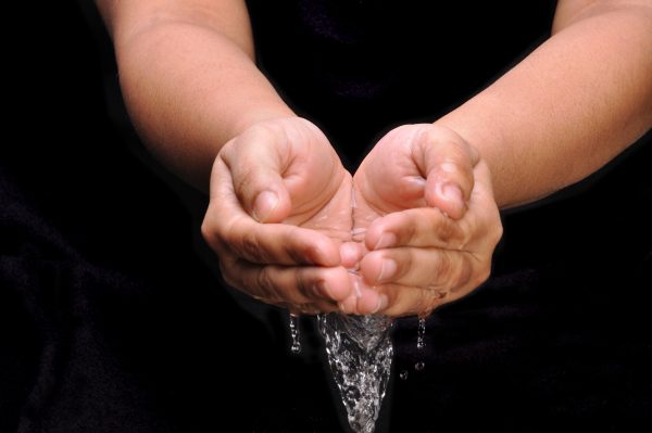 洗手（图片来源：Wikimedia Commons）