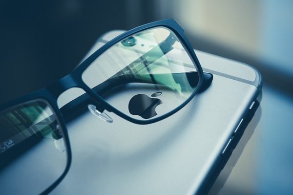 手機和眼鏡（圖片來源：Pixabay）