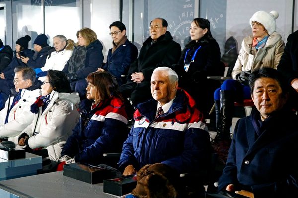 在韩国平昌冬奥会开幕式上，美国副总统彭斯和夫人凯伦座位紧挨韩国总统文在寅夫妇，朝鲜代表金与正和金永南坐在后排。（AP ）