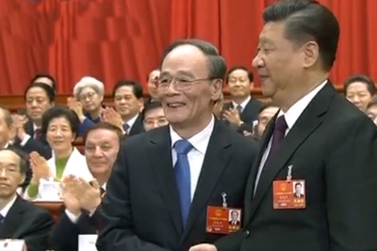 王岐山当选国家副主席，激动与习近平握手，习看起来很满意。（视频截图）