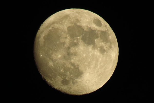 月球是人造的（圖片來源 pixabay）