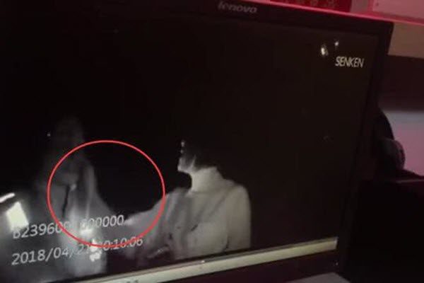 唐山某地税局长的妻子掌掴警察的视频引发热议 视频截图