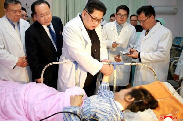朝鮮交通事故后 金正恩到醫院「看望」傷者（朝中社）
