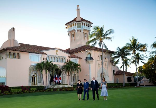 川普夫婦在海湖莊園與安倍晉三夫婦會面（AP Photo Pablo Martinez Monsivais）