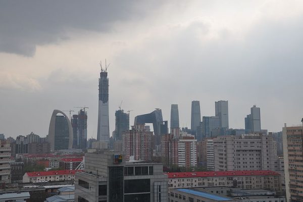 2017年3月，建设中的“中国尊”（最高楼）（图片来源：维基百科）
